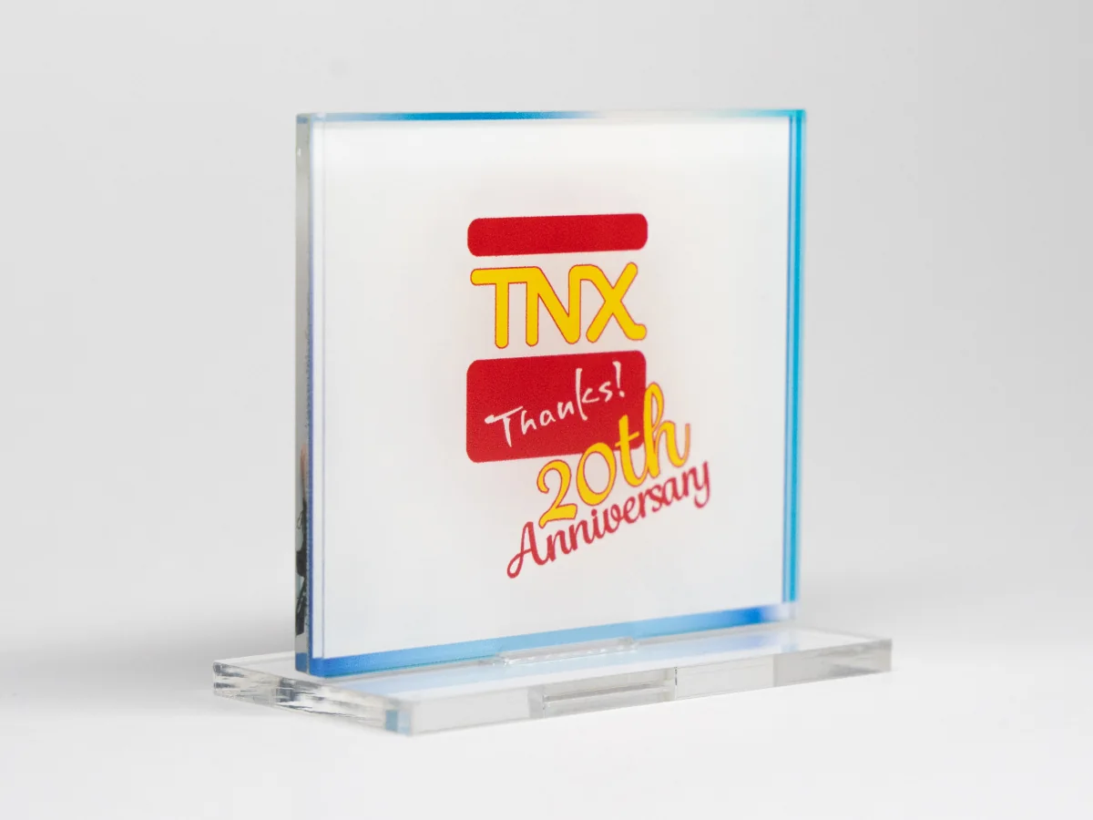 アクリルスタンドの背面：TNX 20周年ロゴ