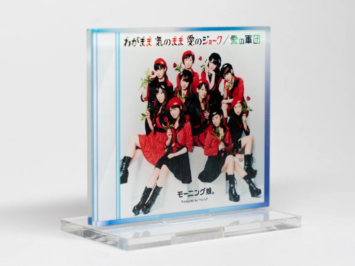 アクリルスタンドの前面：ミニチュアCDジャケット風